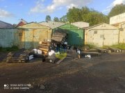 Завалили гаражи коробками из-под самокатов в Мурманске