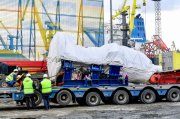 (ВИДЕО) Гигантские детали для ветропарка перегружают в ММТП