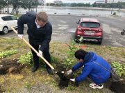 За лопату взялся глава администрации Кировска