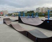 Скейт-площадку и памп-трек установили возле ТРЦ в Мурманске
