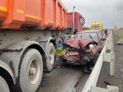 Между грузовиком и ограждением оказалась легковушка возле Заполярного