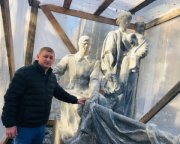 Восстанавливают скульптуру на воинском мемориале в Кировске