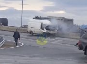 Загорелся на ходу микроавтобус на «ленинградке» в Мурманске