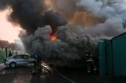 Спасли квадроцикл и легковушку из горящих гаражей в Никеле