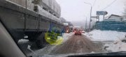 Снежная каша не дает проехать большегрузам в Мурманске