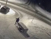 Украл у девушки прицеп с покрышками уголовник в Мурманске