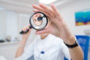 Избившая врача мать пациентки в Кировске ответит перед судом