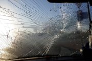 На глазах толпы сильно пьяный мужчина расколотил машину в Ревде