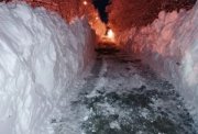 Трехметровые сугробы образовались на тротуарах Кировска