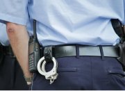 Угрожая ружьем, требовал скидку на ремонт хозяин дома в Лопарской