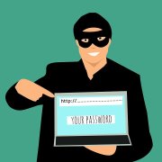 Почти 3 млн рублей перевел лжеброкеру житель Североморска