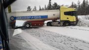Большегруз перегородил трассу неподалеку от Полярных Зорь