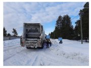 Мусор руками выносят коммунальщики в Ёне