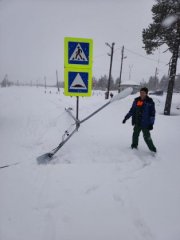 Снесла фонарный столб машина в Алакуртти 
