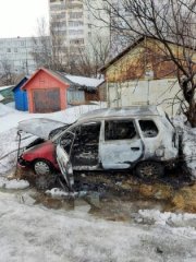 Сгорела иномарка возле гаражей в Североморске