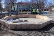 Рядом с фонтаном ремонтируют территорию в Кандалакше