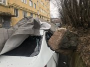 Булыжник изуродовал машину в Коле