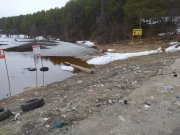 Погряз в мусоре пляж «Санта-Ура» в Кольском районе