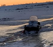 Провалился в воду снегоход на Корозере