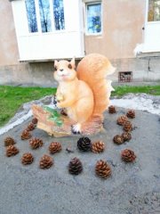 На смену разбитому коту пришла белка в Коле