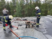 Загорелась кровля жилой двухэтажки в Мокрой Кице