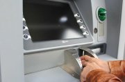 Деньги из банкомата похитила жительница Апатитов