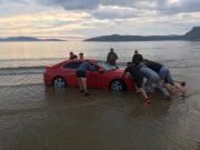 Из морской пучины вызволяли иномарку в Териберке