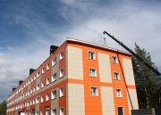 Временную крышу строят на горевшем доме в Ковдоре