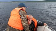 Упал за борт с лодки: спасли рыбака в Имандре