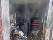 Двоих человек и собаку со щенками спасли при пожаре в Молочном