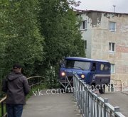 Буханка «Почты России» снесла забор в Мурмашах