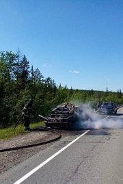 Машина сгорела до тла: подробности пожара на трассе в Кольском районе