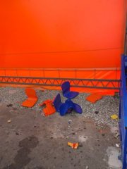 Выдрали сиденья на трибунах корта в Снежногорске