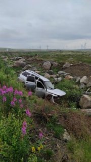 Вылетела на камни машина на развилке «Териберка - Туманный»