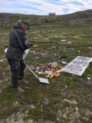 Снова убирать мусор пришлось за туристами на Рыбачьем