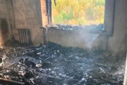 Следком ведет проверку: мертвого мужчину нашли в сгоревшей квартире в Туломе