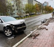 Снесла забор иномарка ночью в Мурмашах