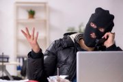 5 млн потеряли супруги из Кандалакши: две недели их «доили» мошенники