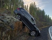 Спикировала со скалы иномарка на трассе &quot;Кола - Лотта&quot;