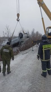 Автокраном доставали из канавы внедорожник в Кировском районе