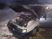 Сгорел моторный отсек у легковушки в Туманном