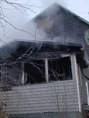 Сильный огонь объял дачу на берегу водохранилища в Верхнетуломском