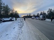 Раскидало по обочинам машины после ДТП в Кольском районе