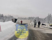 Фура легла посреди дороги к Апатитам