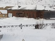 Соцсети: вырвали деревья для спасения застрявшего микроавтобуса в Териберке