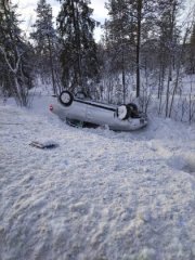 Пострадал водитель перевернувшегося &quot;Ниссана&quot; в Кольском районе
