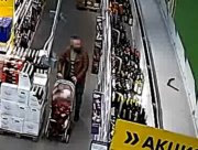 В детскую коляску спрятал 7 бытылок ворованного коньяка в магазине Мурманска