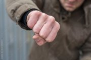 Избил приятеля матери парень в Мурманске