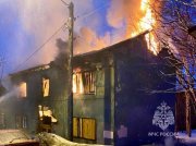 Сгорела крыша дома в Больничном городке Мурманска