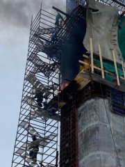 Горели строительные леса вокруг опоры моста на трассе «Кола — Лотта»